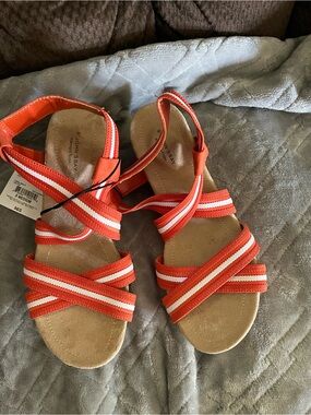 NWT St John’s Bay  Women’s size 8 Coral Sandal wedges.